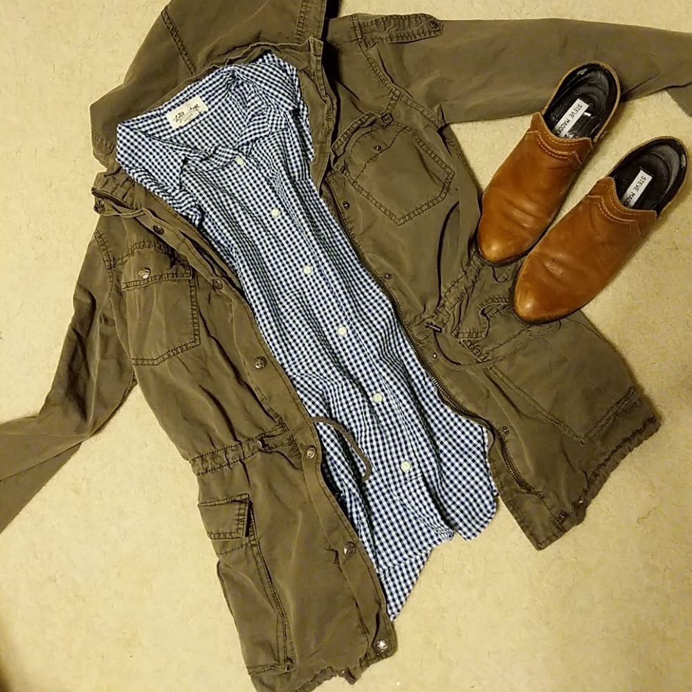 🍀Navy and white gingham button down shirt
